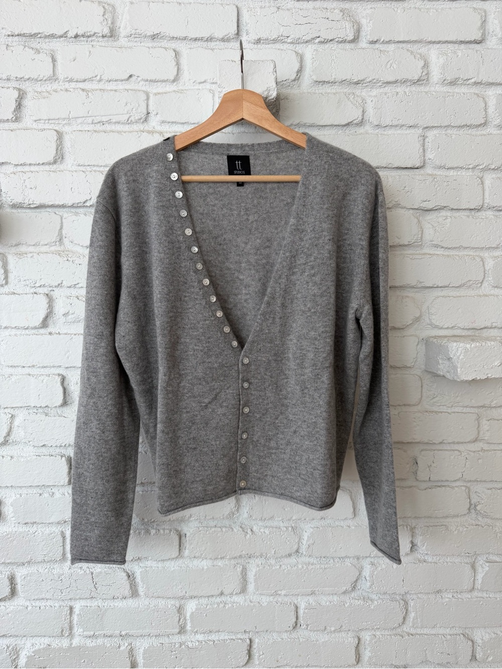 TT Studios Casual V-Neck cashmere Buon Front Sweater Cardigan - Gray